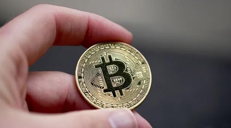 bitcoin-retail-investor-interest-debate-coinbase-app-store-surge-bull-run